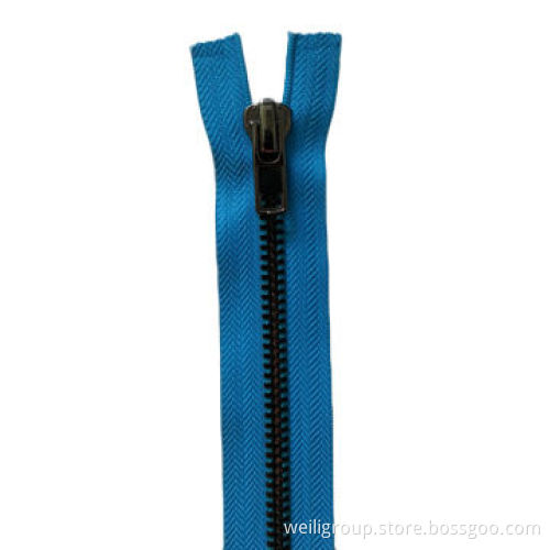 Metal zipper suitable for garments and bags